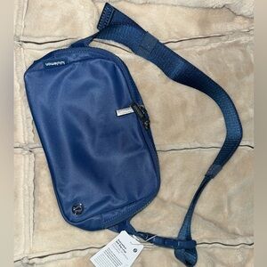 Lululemon 2L Belt Bag NWT in pitch blue